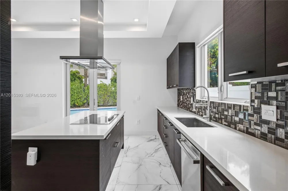 8221 NW 34th Dr Doral, FL 33122