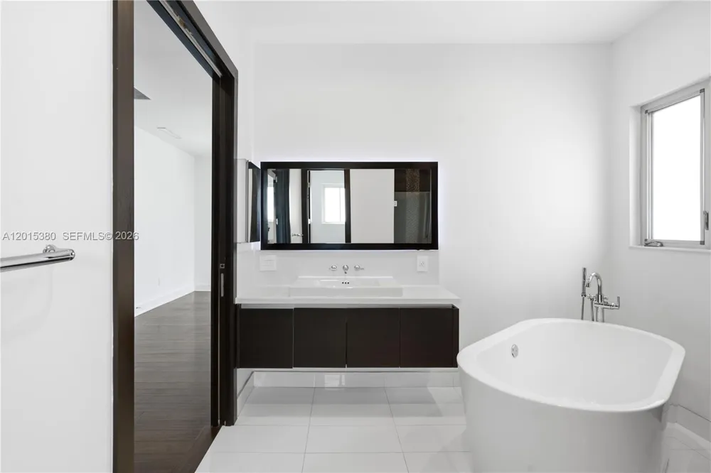8221 NW 34th Dr Doral, FL 33122