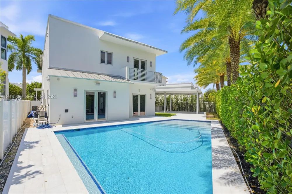 8221 NW 34th Dr Doral, FL 33122