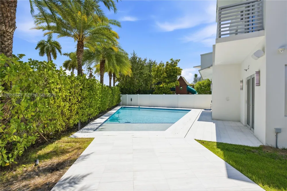 8221 NW 34th Dr Doral, FL 33122