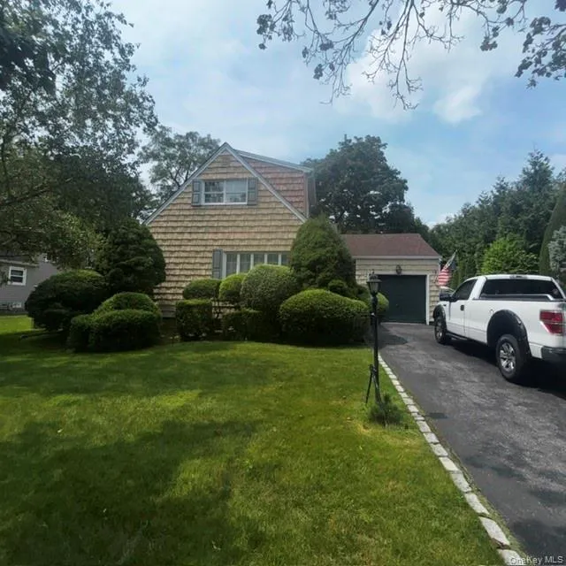18 W GAYLORE DRIVE Amityville, NY 11701