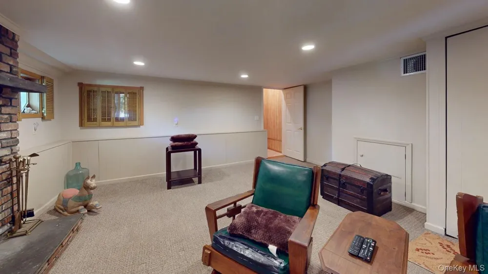 18 W GAYLORE DRIVE Amityville, NY 11701