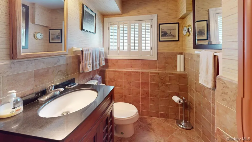18 W GAYLORE DRIVE Amityville, NY 11701