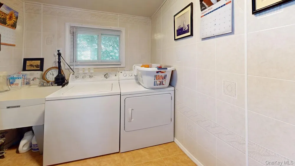 18 W GAYLORE DRIVE Amityville, NY 11701