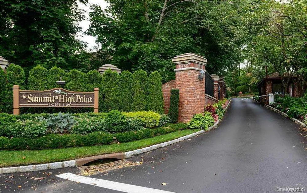 11 Pony Circle Roslyn Heights, NY 11577
