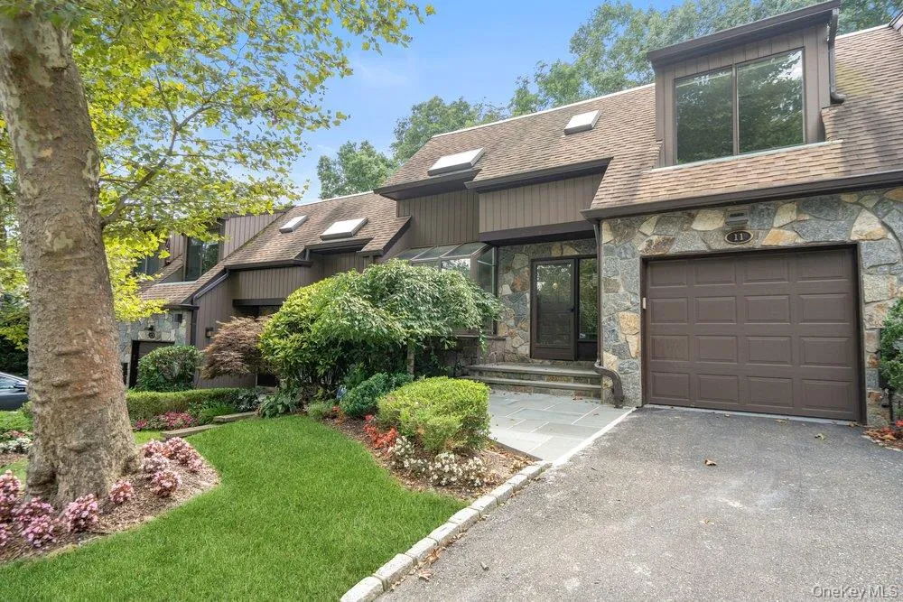 11 Pony Circle Roslyn Heights, NY 11577