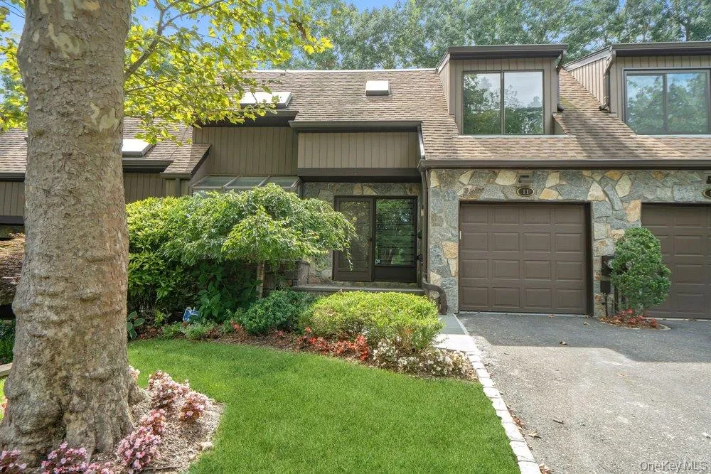 11 Pony Circle Roslyn Heights, NY 11577
