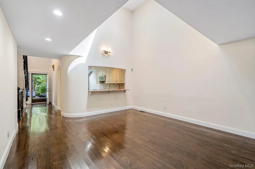 11 Pony Circle Roslyn Heights, NY 11577