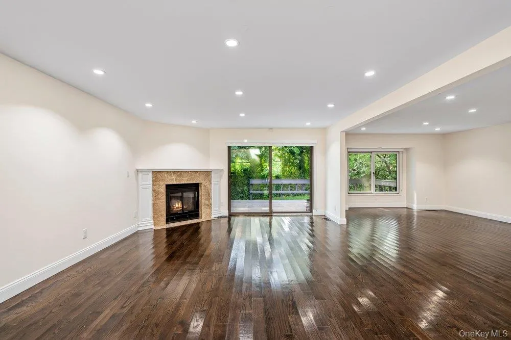 11 Pony Circle Roslyn Heights, NY 11577