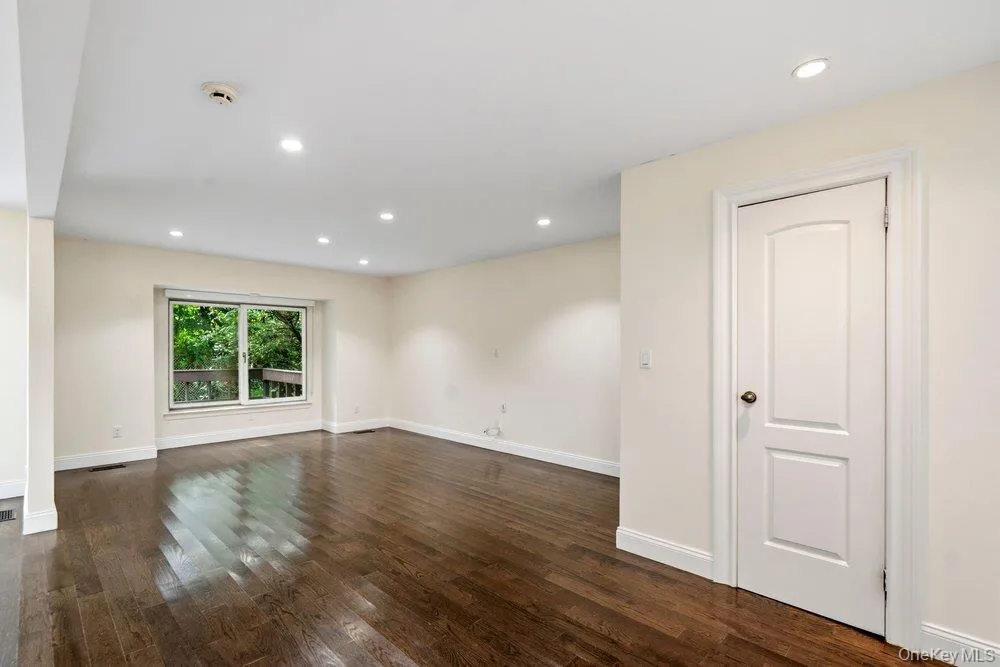 11 Pony Circle Roslyn Heights, NY 11577