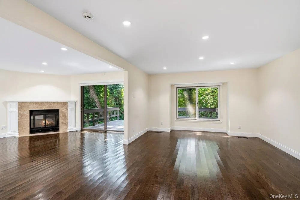 11 Pony Circle Roslyn Heights, NY 11577