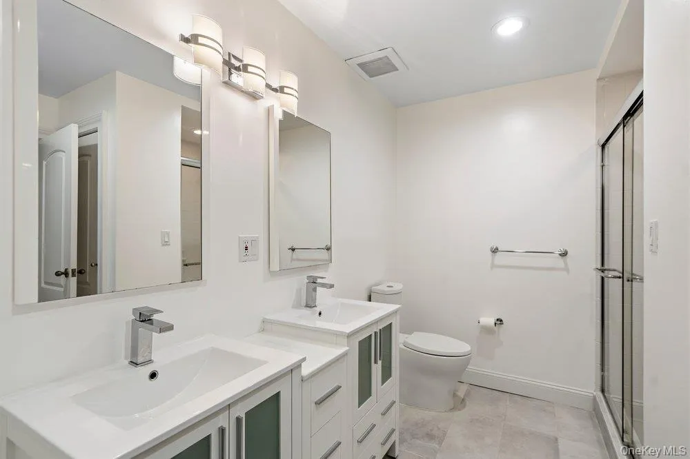 11 Pony Circle Roslyn Heights, NY 11577