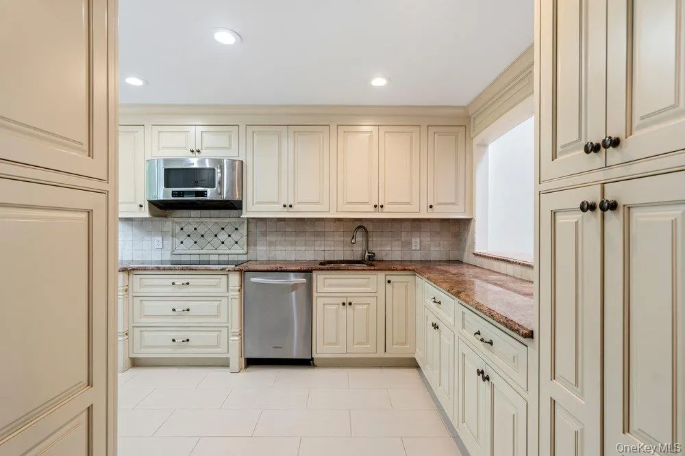 11 Pony Circle Roslyn Heights, NY 11577