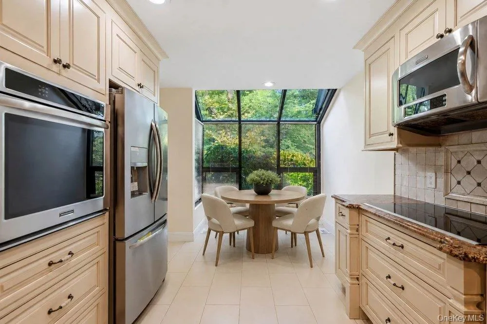 11 Pony Circle Roslyn Heights, NY 11577