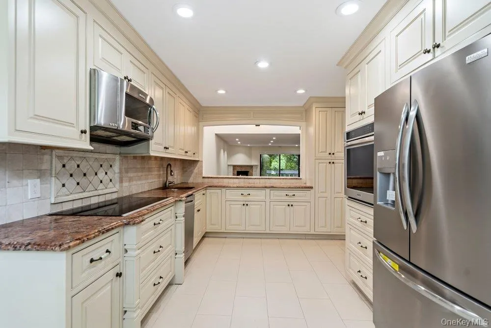 11 Pony Circle Roslyn Heights, NY 11577