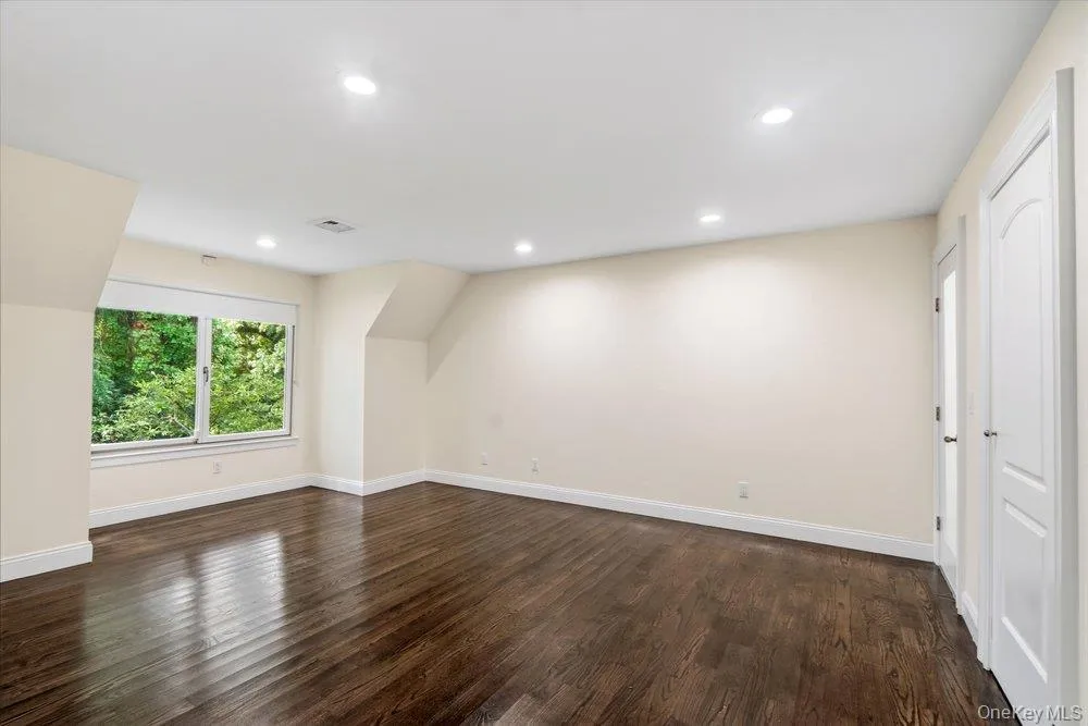 11 Pony Circle Roslyn Heights, NY 11577
