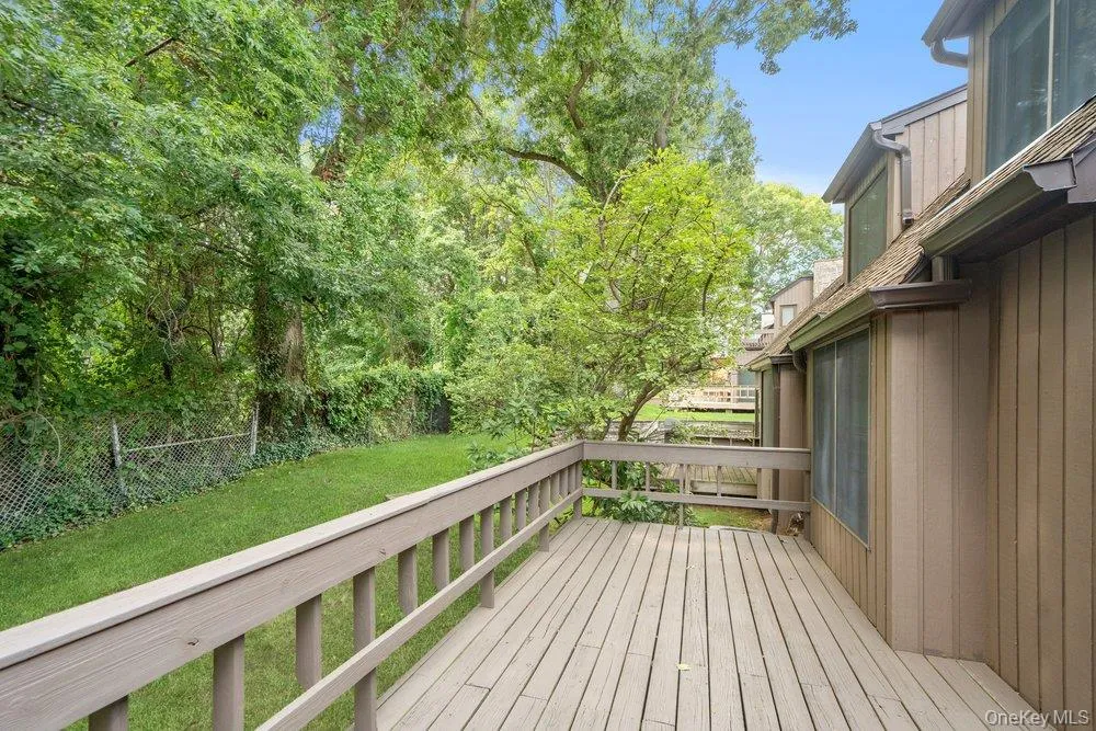 11 Pony Circle Roslyn Heights, NY 11577