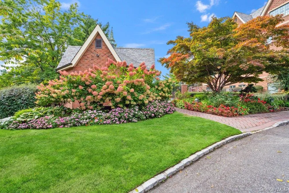 11 Pony Circle Roslyn Heights, NY 11577