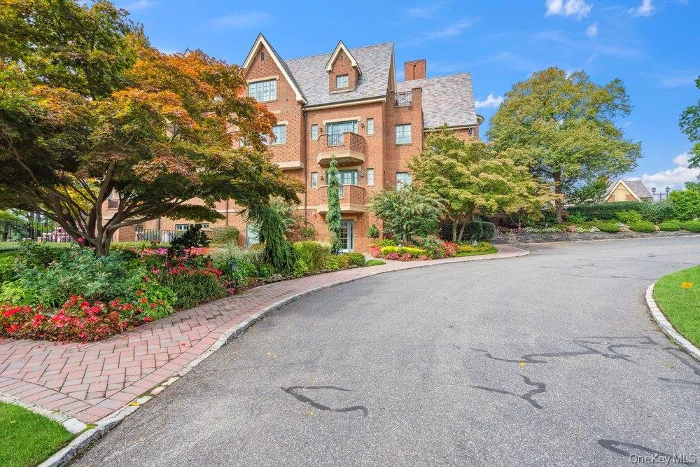 11 Pony Circle Roslyn Heights, NY 11577