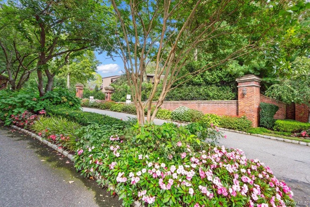 11 Pony Circle Roslyn Heights, NY 11577