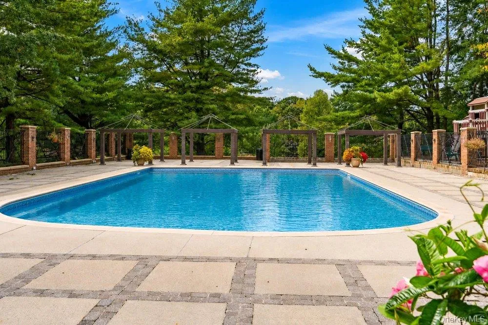 11 Pony Circle Roslyn Heights, NY 11577