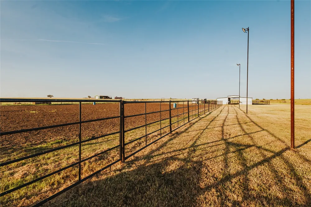 246 Hcr 1450 Covington, TX 76636