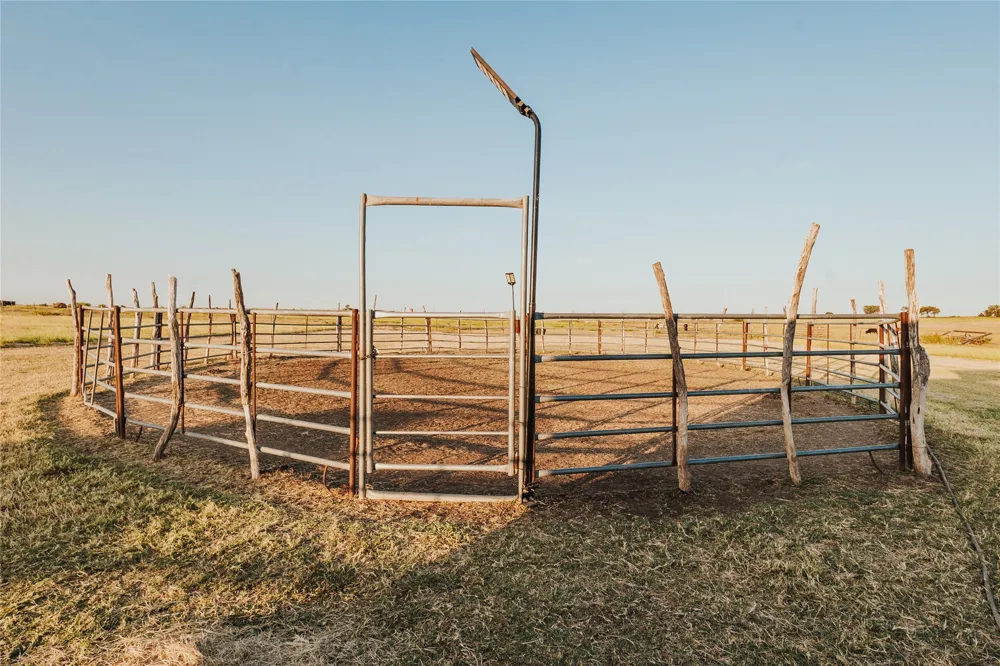 246 Hcr 1450 Covington, TX 76636