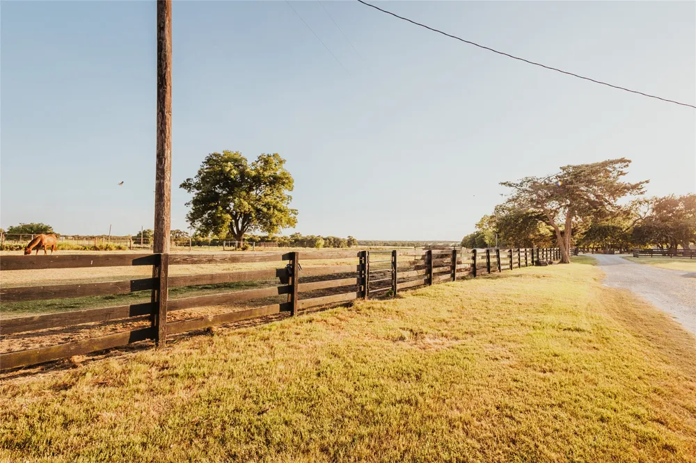 246 Hcr 1450 Covington, TX 76636