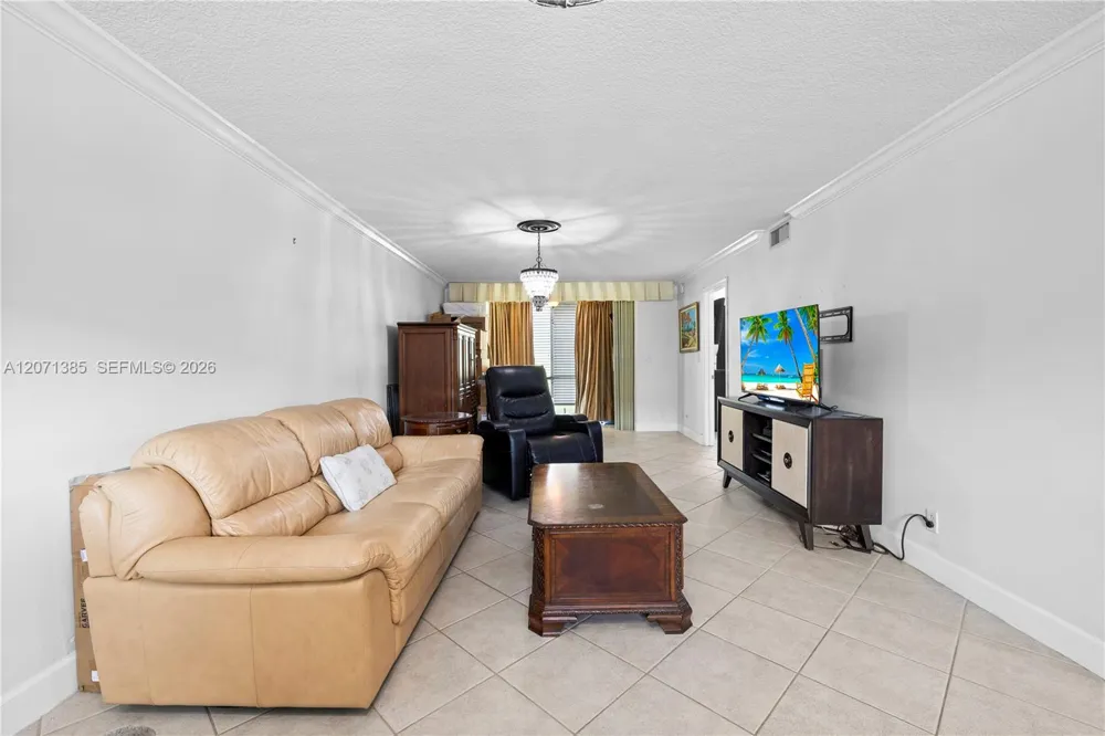 811 S Hollybrook Dr #105 Pembroke Pines, FL 33025