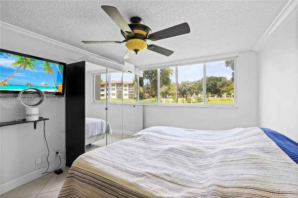 811 S Hollybrook Dr #105 Pembroke Pines, FL 33025