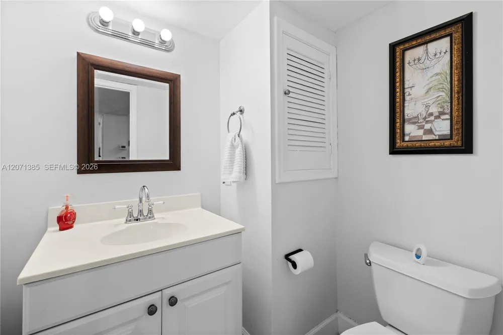 811 S Hollybrook Dr #105 Pembroke Pines, FL 33025