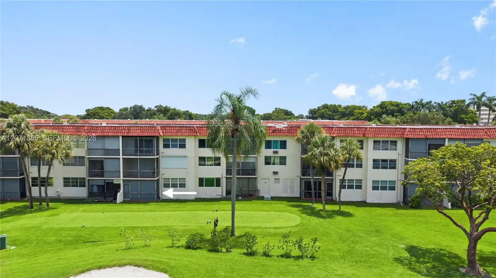 811 S Hollybrook Dr #105 Pembroke Pines, FL 33025