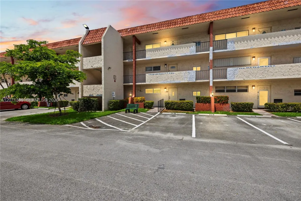 811 S Hollybrook Dr #105 Pembroke Pines, FL 33025