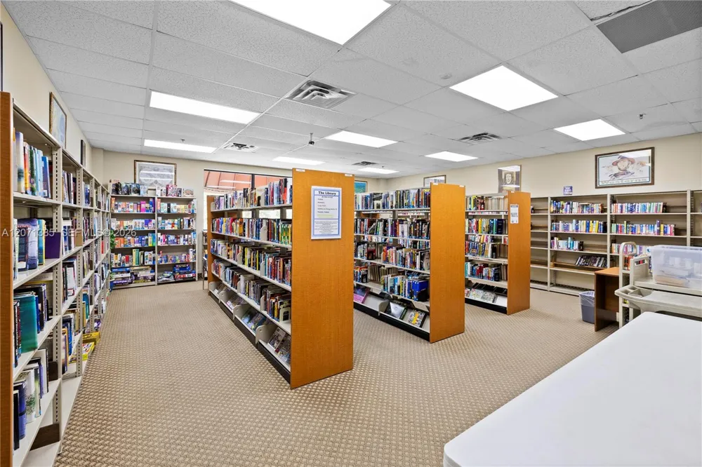 811 S Hollybrook Dr #105 Pembroke Pines, FL 33025