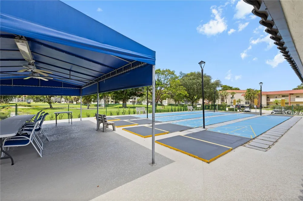 811 S Hollybrook Dr #105 Pembroke Pines, FL 33025