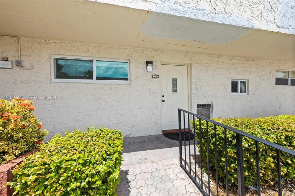 811 S Hollybrook Dr #105 Pembroke Pines, FL 33025