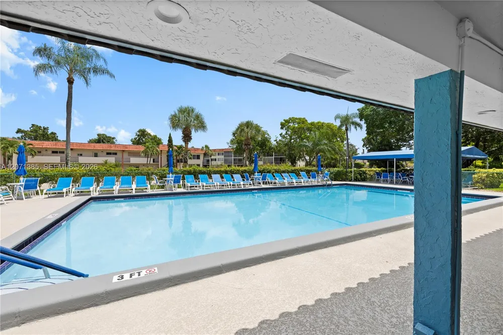 811 S Hollybrook Dr #105 Pembroke Pines, FL 33025