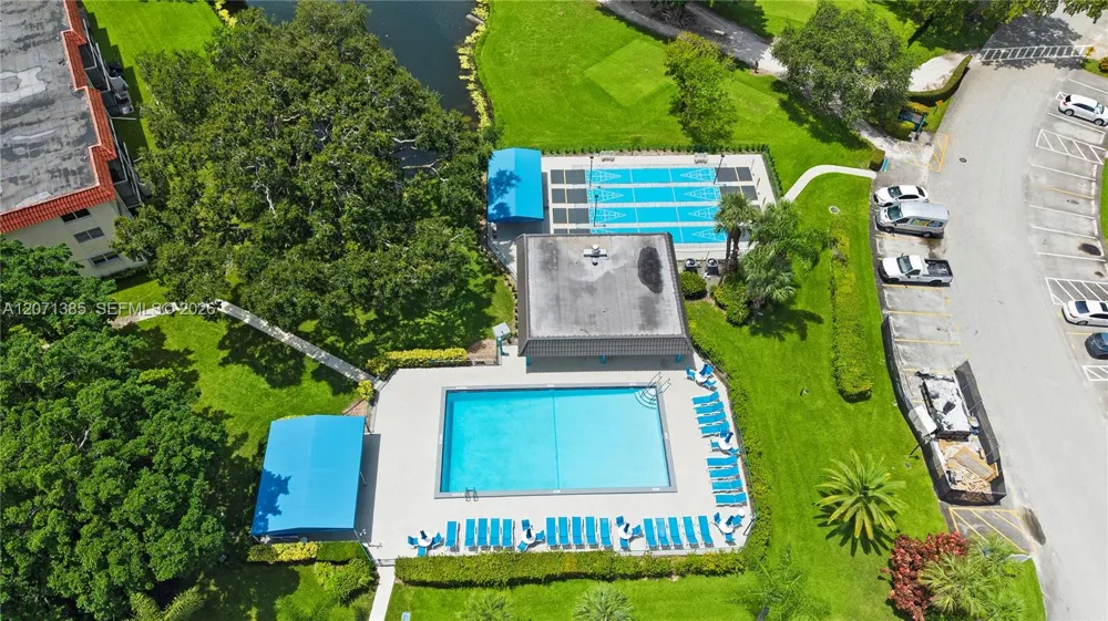 811 S Hollybrook Dr #105 Pembroke Pines, FL 33025