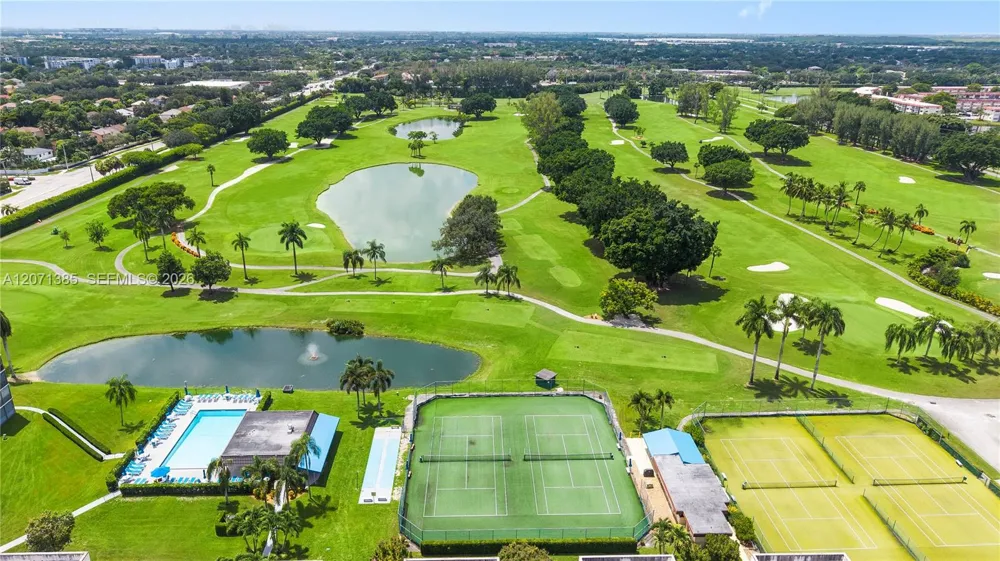 811 S Hollybrook Dr #105 Pembroke Pines, FL 33025