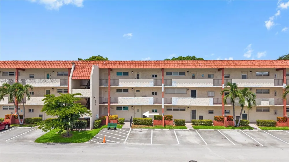 811 S Hollybrook Dr #105 Pembroke Pines, FL 33025