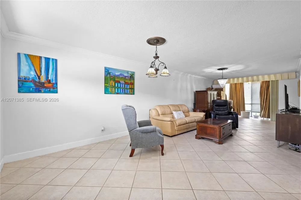 811 S Hollybrook Dr #105 Pembroke Pines, FL 33025