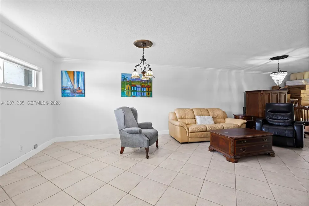 811 S Hollybrook Dr #105 Pembroke Pines, FL 33025