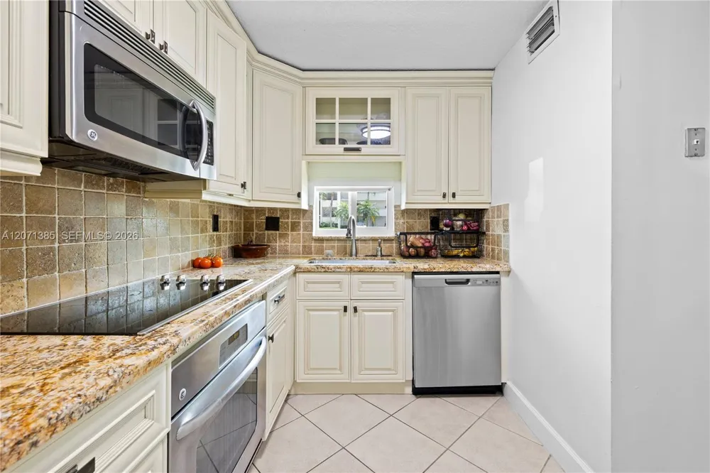 811 S Hollybrook Dr #105 Pembroke Pines, FL 33025