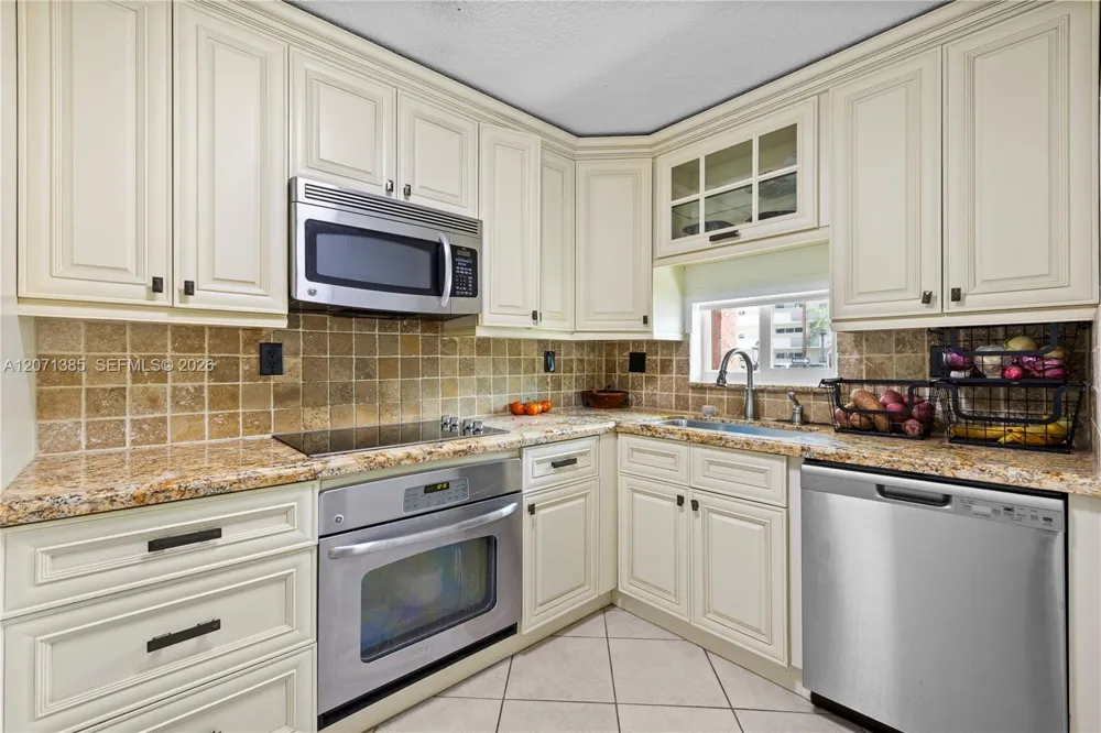 811 S Hollybrook Dr #105 Pembroke Pines, FL 33025