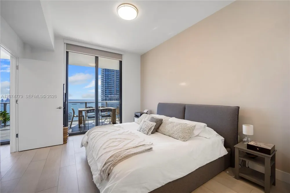 1010 Brickell Ave #4701 Miami, FL 33131