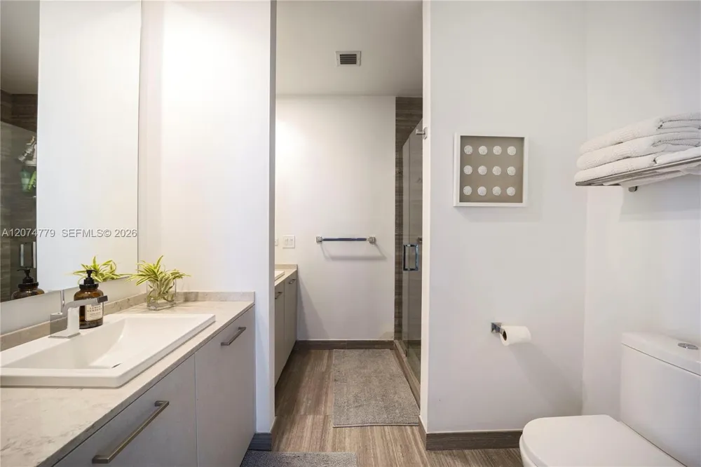 1010 Brickell Ave #4701 Miami, FL 33131