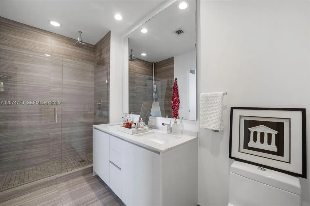1010 Brickell Ave #4701 Miami, FL 33131