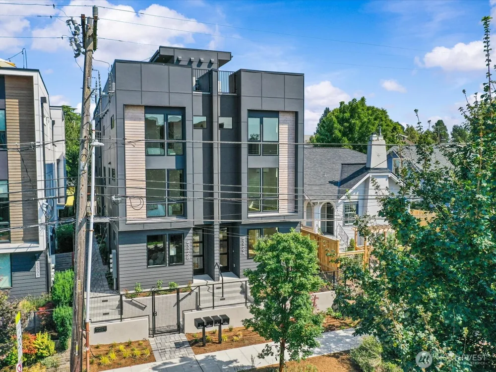 4326 Woodlawn Avenue #B Seattle, WA 98103