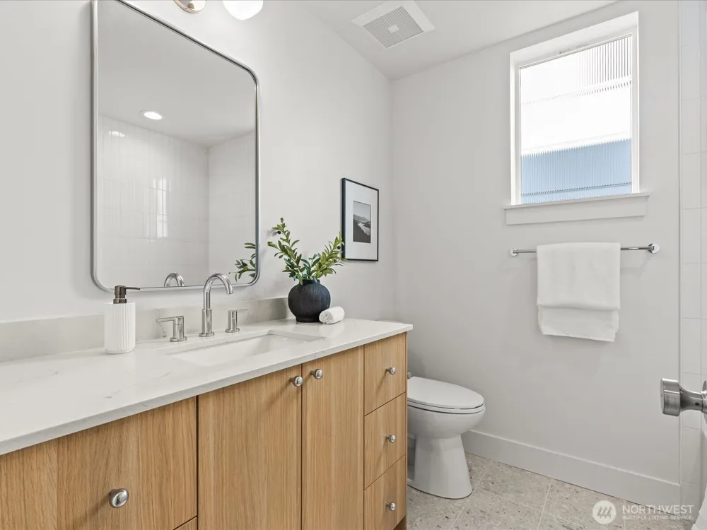 4326 Woodlawn Avenue #B Seattle, WA 98103