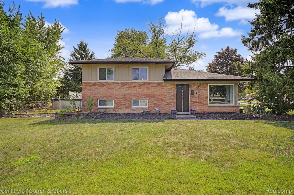 30633 Gladys Avenue Westland City, MI 48185